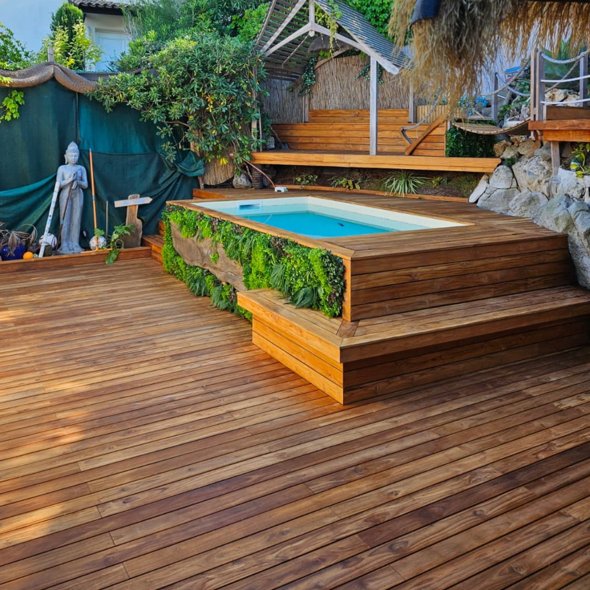 Terrasse teck et tour de piscine après saturateur — Côte d’Azur