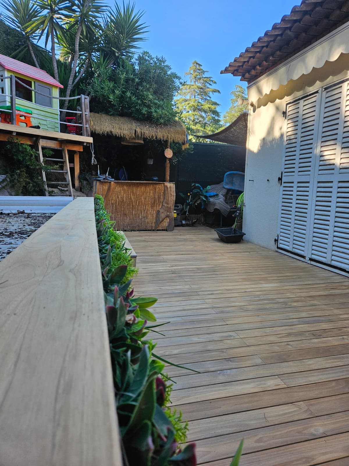 Terrasse teck grisée le long de la maison, avant — Villeneuve-Loubet