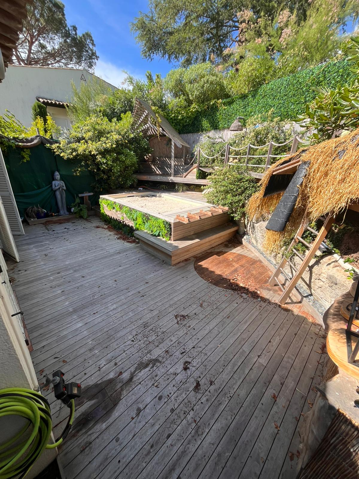 Terrasse teck grisée et encombrée, avant — Villeneuve-Loubet