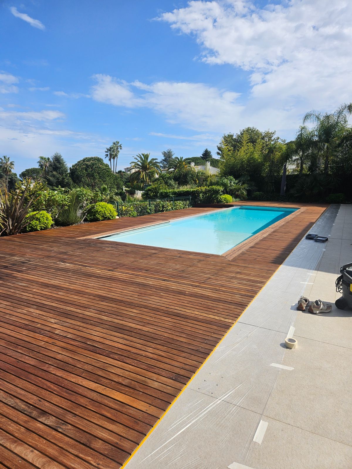 Terrasse bois saturée avec vue mer